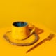 Tasse mit Untertasse.  Tasse, V: 250-300 ml. Unterteasse, D: 14 cm.
